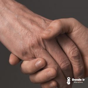Manos con marcas por la edad