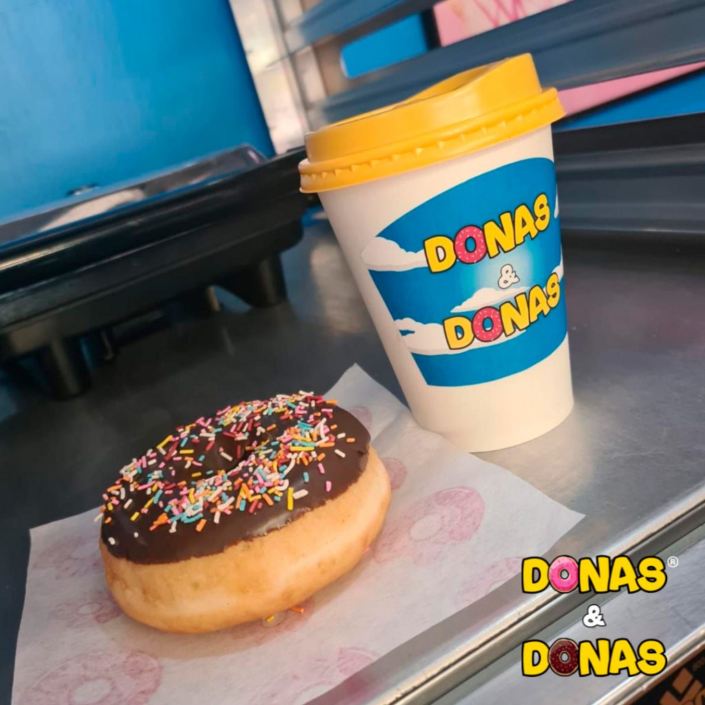 Dona de chocolate y café